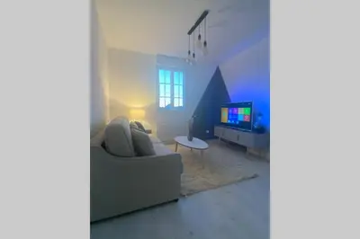 Télévision ou salle de divertissement dans l'établissement Studio cosy refait à neuf,au calme 5 min du centre
