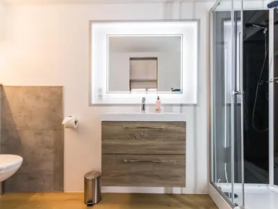 Salle de bains dans l'établissement Maison de ville à St Nazaire, près du front de mer, climatisée, 3 chambres avec sdb privatives, WiFi - FR-1-306-1203