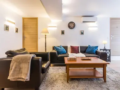 Coin salon dans l'établissement Maison de ville à St Nazaire, près du front de mer, climatisée, 3 chambres avec sdb privatives, WiFi - FR-1-306-1203