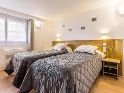 Un ou plusieurs lits dans un hébergement de l'établissement Maison de ville à St Nazaire, près du front de mer, climatisée, 3 chambres avec sdb privatives, WiFi - FR-1-306-1203