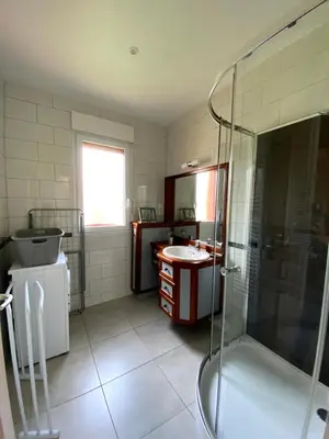 Salle de bains dans l'établissement LE MOULIN DES GARDES