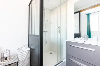 Salle de bains dans l'établissement LES HALLES NANTAISES - marché de Talensac