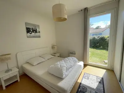 Coin salon dans l'établissement Maisonnette 4 pers avec terrasse privée et accès piscine, proche océan - Saint-Brevin-les-Pins - FR-1-364-102