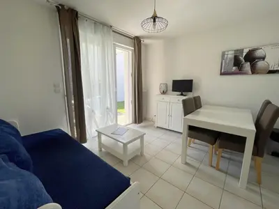 Télévision ou salle de divertissement dans l'établissement Maisonnette 4 pers avec terrasse privée et accès piscine, proche océan - Saint-Brevin-les-Pins - FR-1-364-102