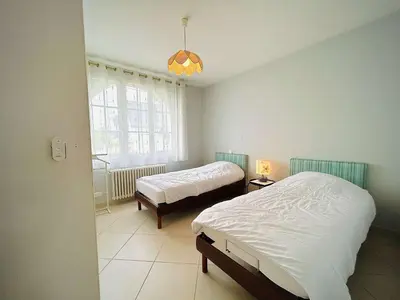 Un ou plusieurs lits dans un hébergement de l'établissement Séjour enchanteur à Pornichet : Maison 3 pièces, 6 couchages, proche plage avec jardin et terrasse sud - FR-1-245-155