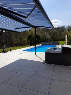 Piscine de l'établissement chambre d'hôtes Les Hortensias ou située à proximité