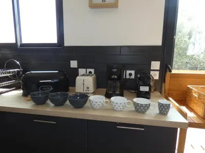 Cuisine ou kitchenette dans l'établissement Maison familiale près de la mer, animaux admis, jardin - FR-1-540-137