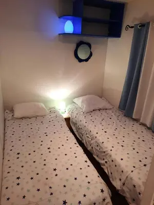 Un ou plusieurs lits dans un hébergement de l'établissement Location mobil home