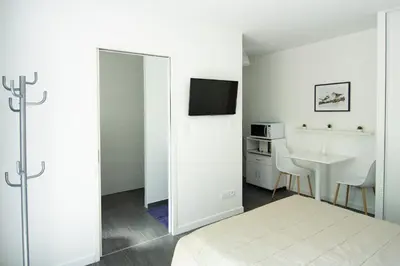 Cuisine ou kitchenette dans l'établissement Studio indépendant chez l’habitant au calme (n°2)