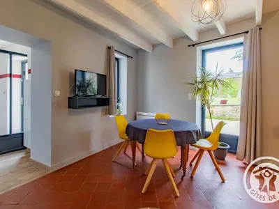 Télévision ou salle de divertissement dans l'établissement Gîte paisible au cœur des vignobles avec jardin et parking privatif - FR-1-622-3