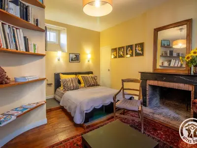 Un ou plusieurs lits dans un hébergement de l'établissement Charmant Appartement Central à Angers - Tout Inclus, Wifi, Proche Gare et Patrimoine - FR-1-622-6