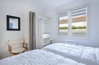 Un ou plusieurs lits dans un hébergement de l'établissement Maison avec jardin à 140m de la Plage