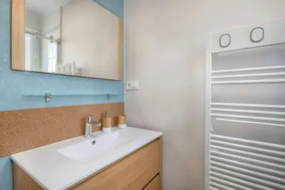 Salle de bains dans l'établissement Maison avec jardin à 140m de la Plage