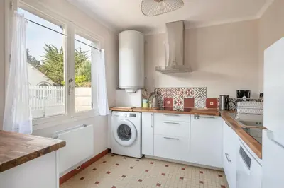 Cuisine ou kitchenette dans l'établissement Maison avec jardin à 140m de la Plage