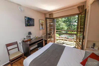 Un ou plusieurs lits dans un hébergement de l'établissement Logis Hôtel La Chaumière