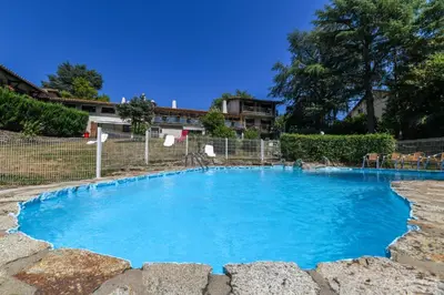 Piscine de l'établissement Logis Hôtel La Chaumière ou située à proximité