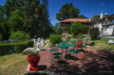 Jardin de l'établissement Logis Hôtel La Chaumière