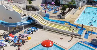 Piscine de l'établissement Camping les Bois Mobil home Grand Luxe 3ch 2sdb ou située à proximité