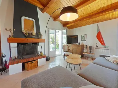 Télévision ou salle de divertissement dans l'établissement Maison au calme, 3 chambres, proche commerces et plages, jardin sans vis-à-vis, terrasse équipée - FR-1-224B-138