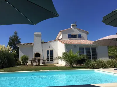 Piscine de l'établissement Une Escale à Pornic chambres d'hôtes 4 épis ou située à proximité