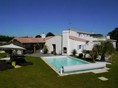 Piscine de l'établissement Une Escale à Pornic chambres d'hôtes 4 épis ou située à proximité