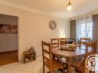 Coin salon dans l'établissement Gîte familial avec belle cour, 3 chambres, proche vignobles et activités, au calme en campagne angevine - FR-1-622-11