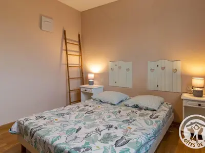 Un ou plusieurs lits dans un hébergement de l'établissement Gîte familial avec belle cour, 3 chambres, proche vignobles et activités, au calme en campagne angevine - FR-1-622-11