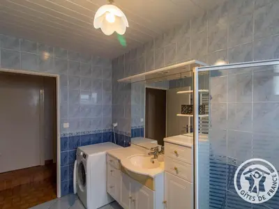 Salle de bains dans l'établissement Gîte familial avec belle cour, 3 chambres, proche vignobles et activités, au calme en campagne angevine - FR-1-622-11