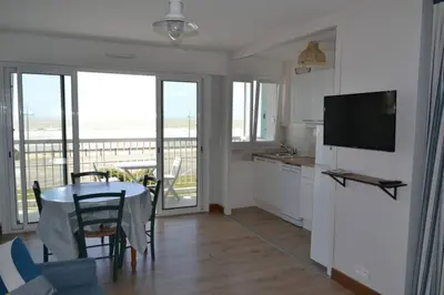 Télévision ou salle de divertissement dans l'établissement Appartement studio vue mer les pieds dans l'eau