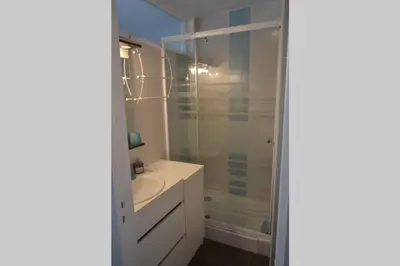 Salle de bains dans l'établissement Appartement studio vue mer les pieds dans l'eau