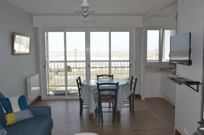 Télévision ou salle de divertissement dans l'établissement Appartement studio vue mer les pieds dans l'eau