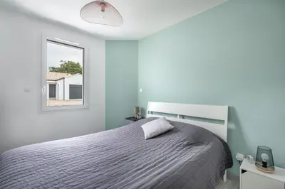 Un ou plusieurs lits dans un hébergement de l'établissement Maison moderne pour 7 personnes à Saint-Michel-Chef-Chef