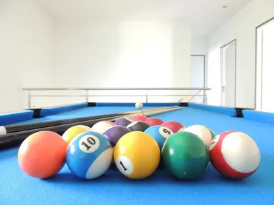 Billard dans l'établissement KERKASA Grande maison en campagne proche Rennes, 2100m²