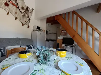 Cuisine ou kitchenette dans l'établissement Maison de vacances à 50m de la mer - 4 personnes - FR-1-364-104