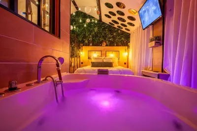 Télévision ou salle de divertissement dans l'établissement Love Room Romantique Les Petits Plaisirs