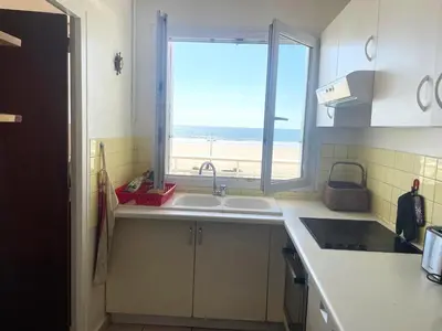 Cuisine ou kitchenette dans l'établissement Appartement 2 chambres pour 6 personnes à Saint-Jean-de-Monts - FR-1-323-246