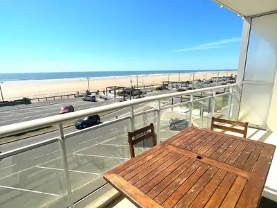 Vue générale sur la mer ou vue sur la mer prise depuis l'appartement