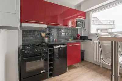 Cuisine ou kitchenette dans l'établissement Logement confort moderne au pied du Front de Mer