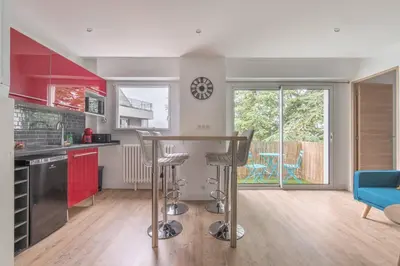 Cuisine ou kitchenette dans l'établissement Logement confort moderne au pied du Front de Mer