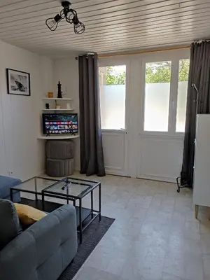 Télévision ou salle de divertissement dans l'établissement L'ENTRE-TEMPS