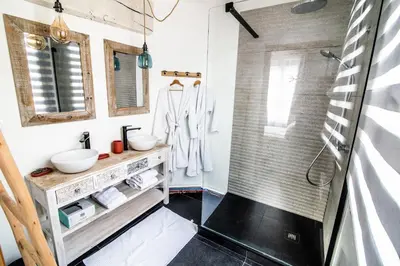 Salle de bains dans l'établissement LE DUPE