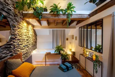 Coin salon dans l'établissement Love Room Bohème Les Petits Plaisirs