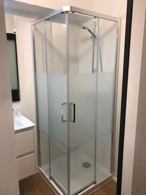 Salle de bains dans l'établissement Studio Les Pétrels avec terrasse et jardinet à 2 pas de la plage