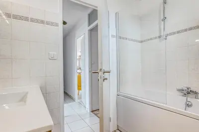 Salle de bains dans l'établissement Appart pour 6 adultes et 2 enfants avec terrasse