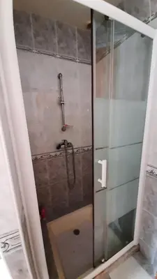 Salle de bains dans l'établissement Maison de ville au calme, de plain pied, 2 chambres