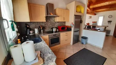 Cuisine ou kitchenette dans l'établissement Maison de ville au calme, de plain pied, 2 chambres