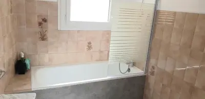 Salle de bains dans l'établissement Appartement spacieux et lumineux Secteur Petit Marché à 5 min a pied de la plage