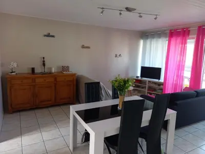 Télévision ou salle de divertissement dans l'établissement Appartement spacieux et lumineux Secteur Petit Marché à 5 min a pied de la plage