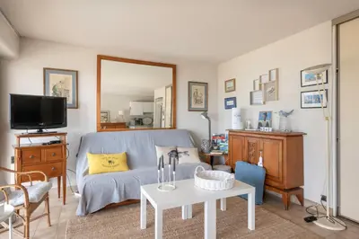Télévision ou salle de divertissement dans l'établissement Rez-de-terrasse face mer pour 4 personnes