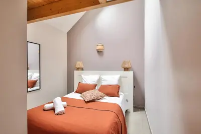 Un ou plusieurs lits dans un hébergement de l'établissement NOCNOC - Gîte du Vieux Pressoir, piscine chauffée et couverte